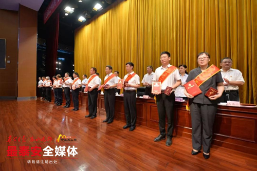 公司黨委書(shū)記、董事長(zhǎng)獲評(píng)新時(shí)代泰山“挑山工”先進(jìn)個(gè)人