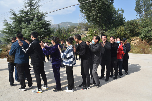 “打造和諧團隊 提升自我”  公司開展拓展培訓活動