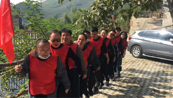 “打造和諧團隊 提升自我”  公司開展拓展培訓活動