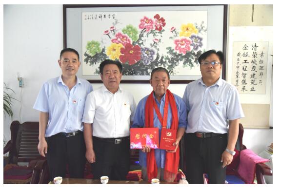 公司黨委走訪慰問老黨員 頒發(fā)“光榮在黨50年”紀(jì)念章