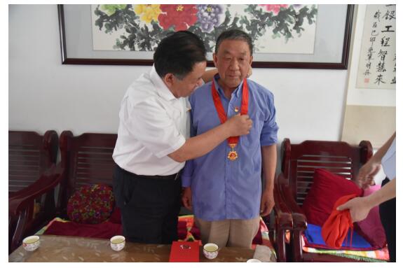 公司黨委走訪慰問老黨員 頒發(fā)“光榮在黨50年”紀(jì)念章