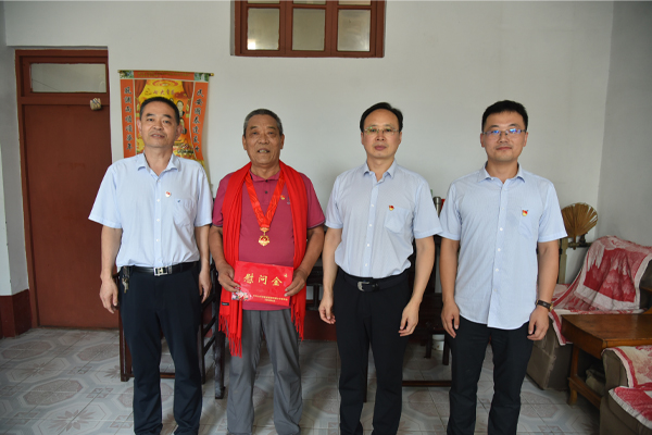 公司黨委走訪慰問老黨員 頒發(fā)“光榮在黨50年”紀(jì)念章.