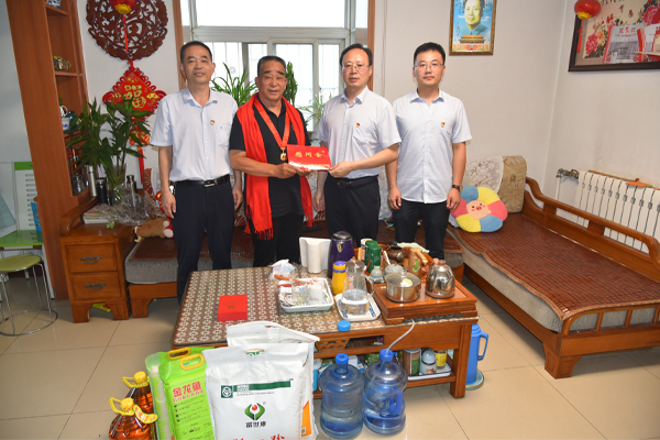 公司黨委走訪慰問老黨員 頒發(fā)“光榮在黨50年”紀(jì)念章.